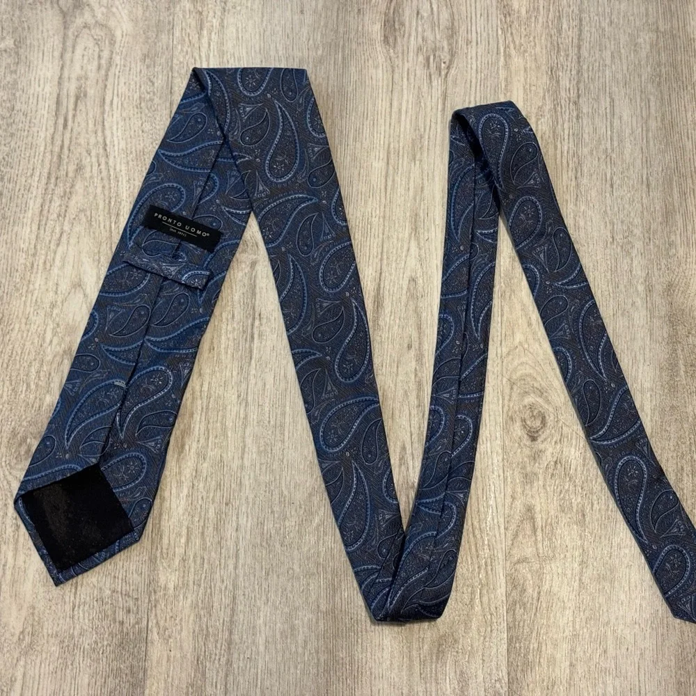 NEW Pronto Uomo 100% Silk Blue Paisley Necktie